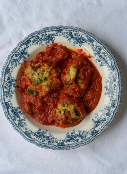 Este tipo de receta nace en esos días en los que simplemente no dan ganas de cocinar algo complicado. No quieres hacer arroz, ni preparar legumbres por separado, ni cocinar carne… pero sí quieres algo sustancioso, cálido y realmente delicioso. La primera vez que probé algo parecido a estos dumplings fue en Praga durante Navidad, hace un par de años. En muchos países de Europa Central y del Este existen distintos tipos de dumplings hechos a base de masa que se cuecen al vapor o directamente dentro de una salsa o estofado. Me sorprendió muchísimo descubrir lo increíble que puede saber algo tan simple como una masa cocida lentamente dentro de un guiso caliente. Esta es mi versión ayurvédica inspirada en ese concepto. Aquí los dumplings se preparan con una combinación de grano (harina de espelta o de trigo), legumbre (harina de garbanzo) y arroz, creando una base más equilibrada y fácil de digerir. La acelga aporta el componente vegetal purificante, mientras que el estofado de betabel y zanahoria (la salsa nomato) añade vegetales constructores, dulzor natural y profundidad. Cuando los dumplings se cocinan directamente en la salsa, absorben todos los sabores y la textura se vuelve increíblemente reconfortante. El resultado es una comida completa en un solo plato: cálida, nutritiva y profundamente satisfactoria. Es un plato perfecto para otoño, invierno y comienzos de primavera, cuando el cuerpo agradece preparaciones más cálidas, sustanciosas y especiadas. Una de esas comidas que reconfortan profundamente y que además, simplifican la cocina.