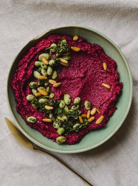 Este dip de betabel, es una forma muy sencilla de tener variaciones en cómo consumimos las verduras que construyen. Además, aporta muchísimo color al plato, lo que también cambia completamente la experiencia de comer. Es una preparación muy versátil: puedes usarlo sobre un pan tostado en la mañana, incluso combinado con aguacate para un desayuno salado, o integrarlo dentro de una comida más completa como la parte dulce. También funciona muy bien en la noche si buscas algo ligero pero satisfactorio. A diferencia de un hummus tradicional, esta versión se siente mucho más ligera porque no lleva legumbres. Es un plato que aporta tierra y estabilidad, pero sin volverse pesado. El betabel puede cocinarse hervido si buscas algo más simple, pero asarla le da una profundidad de sabor mucho más interesante. El cardamomo y el cilantro están ahí para ayudar a que todo se digiera mejor y equilibrar la dulzura natural del betabel. Puedes combinarlo con la receta de habas y arroz o quinoa o couscous para convertirlo en un plato más completo, añadiendo una parte más sustanciosa sin perder ligereza. Simple, versátil y muy fácil de incorporar en el día a día.