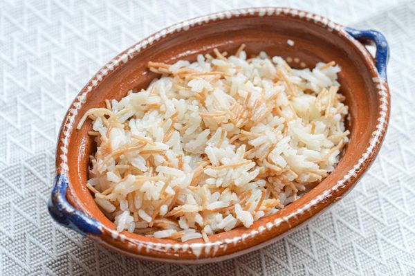 Crecí comiendo arroz con fideo. Era una de esas preparaciones muy comunes en casa, que acompañaban casi todas las comidas. Siempre me pareció más especial que el arroz solo, el fideo tostado le da un sabor cálido y una textura que lo vuelve mucho más interesante, incluso para los niños. El simple acto de tostar el fideo en ghee transforma completamente el platillo, aportando un aroma profundo y ligeramente a nuez. Desde una perspectiva ayurvédica, es una preparación suave y fácil de digerir. El arroz basmati es ligero, mientras que el ghee ayuda a la absorción y el tostado del fideo lo hace más amable para el sistema digestivo. Un acompañamiento sencillo que aporta calidez y hace cualquier comida más satisfactoria.