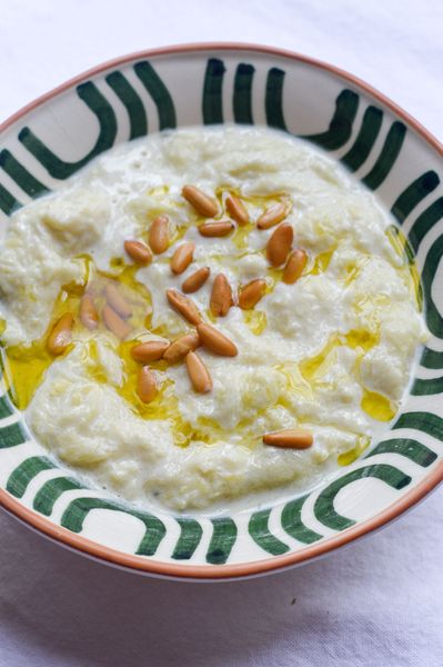 El muttabal es uno de esos platillos muy presentes en la cocina del Medio Oriente, normalmente preparado con berenjena. Esta versión con calabacín surge como una alternativa más suave, ligera y fácil de digerir, pero igual de deliciosa y reconfortante. Para muchas personas, sustituir la berenjena puede ser clave. Aunque es muy utilizada, en Ayurveda se considera un alimento que puede ser más difícil de digerir y ligeramente ácido, lo que en algunos casos puede generar inflamación o incomodidad, especialmente en personas con condiciones inflamatorias o sensibilidad digestiva. En particular, puede agravar Pitta, aumentando el calor en el cuerpo y generando acidez o irritación. El calabacín, en cambio, aporta una cualidad mucho más ligera y refrescante. Al asarlo entero, su sabor se concentra y su textura se vuelve cremosa y profunda. Al combinarlo con tahini, yogur y limón, se crea un equilibrio muy agradable entre lo suave, lo ácido y lo untuoso. Desde una perspectiva ayurvédica, esta preparación funciona muy bien como la parte de verdura constructora dentro de una comida. Aporta nutrición sin ser pesada, y puede acompañarse fácilmente con un cereal, una verdura purificante, y con o sin legumbre para formar un plato completo. También es una opción muy agradable para el desayuno, servida con chapati caliente o pan, creando una comida sencilla, nutritiva y fácil de digerir. Una receta versátil, fresca y profundamente satisfactoria.