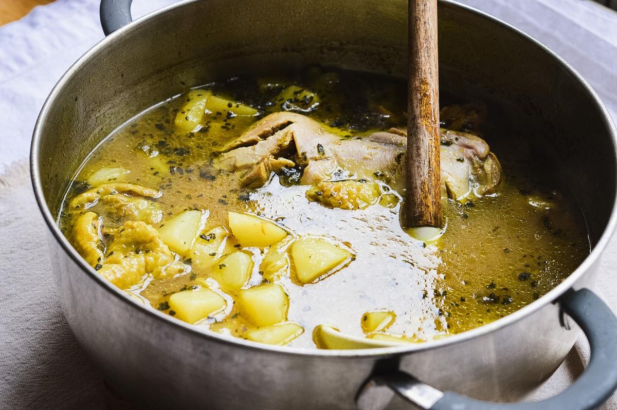 Caldo de Pollo con Limón y Tomillo