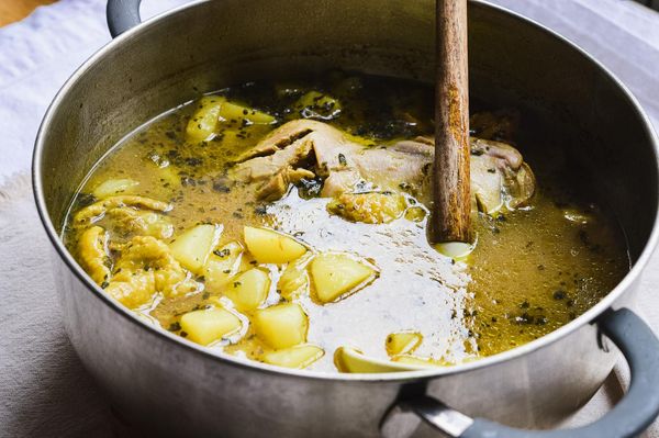 Este caldo está inspirado en uno que mi mamá nos ha hecho toda la vida. Es de esos platillos que aparecen cuando alguien en casa no se siente bien, simple, caliente y profundamente reconfortante. La versión de mi mamá lleva mucho más ajo y menos especias. Aquí quise mantener esa base, pero ajustarla un poco para volverlo más “medicinal”, casi como un remedio para la gripa. Por eso añadí especias como jengibre, cúrcuma, cardamomo y pimienta, que ayudan a activar el cuerpo y a movilizar lo que está estancado. Desde una perspectiva ayurvédica, este tipo de caldo es ideal cuando hay congestión, frío o falta de apetito. Las especias ayudan a encender el fuego digestivo, mientras que el caldo caliente hidrata y el pollo aporta nutrición de una forma fácil de asimilar. Aun con ese enfoque más terapéutico, sigue siendo un plato muy reconfortante. De esos que se sienten familiares, que sostienen y que ayudan al cuerpo a regresar poco a poco a su equilibrio. Una receta sencilla pero muy poderosa cuando más la necesitas.