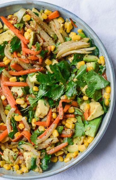 Cocinar las verduras al vapor es una de las formas más ligeras y amables de prepararlas. Conservan su hidratación natural, su dulzor y su vitalidad, mientras se vuelven más fáciles de digerir sin perder estructura ni textura. Esta ensalada tibia logra un equilibrio muy bonito: es ligera pero satisfactoria, refrescante pero reconfortante. Las verduras cocidas al vapor aportan suavidad, el maíz da un toque dulce y jugoso, y el aguacate añade esa cremosidad que hace que el plato se sienta completo. Las semillas de hinojo ayudan a que la combinación sea más digestiva y aportan un aroma sutil que eleva todo el plato. Es una preparación muy versátil. Funciona perfecto como acompañamiento para tacos, o como parte de una comida más completa junto con arroz y legumbres. También puede sostenerse por sí sola como una cena ligera. Una ensalada que se siente viva, equilibrada y fácil para el cuerpo, de esas que puedes repetir sin cansarte.