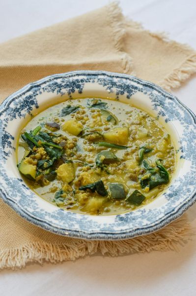 Esta sopa está inspirada en las especias y el proceso del dal makhani, ese plato del norte de la India que se cocina lento y con mucha atención, y que tiene una profundidad de sabor que cuesta igualar. Es algo que preparamos seguido en casa, especialmente cuando la digestión está un poco apagada pero igual queremos algo que reconforte de verdad. Esta versión toma ese mismo espíritu pero con mung beans, que son mucho más ligeros y fáciles de digerir que las lentejas negras del dal tradicional. La canela, el cardamomo y el garam masala le dan ese carácter cálido y aromático que lo hace sentir familiar aunque no lo hayas comido nunca. El calabacín entra ligero y se integra bien, y la leche de coco al final le da esa cremosidad que completa todo sin volverlo pesado. El secreto está en no apresurarse con los mung beans, tienen que llegar a ese punto donde casi se deshacen solos. Ahí es cuando el dal toma esa textura que lo convierte en algo realmente reconfortante. Un plato que funciona igual de bien al mediodía que en una noche en que el cuerpo pide calor y simplicidad. Sírvelo con arroz o chapatti.