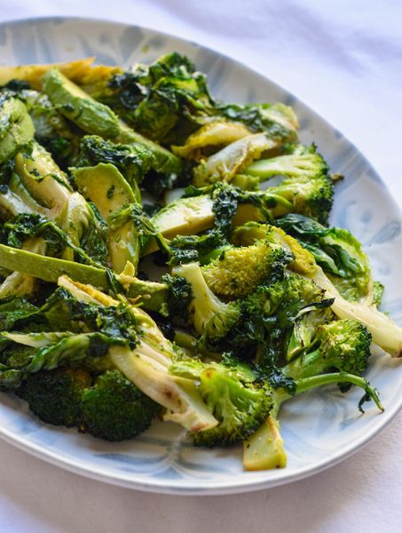 Una de las cosas que más me gusta de esta receta es que demuestra algo que en Ayurveda se da por sentado pero que en la práctica cuesta entender: las ensaladas no tienen que ser crudas para ser frescas. Asar las verduras no las hace pesadas, al contrario, las hace mucho más fáciles de digerir y el resultado en el plato es hermoso. El brócoli con esos bordes dorados, la lechuga ligeramente caramelizada, el aguacate a la plancha y caliente por dentro. Todo verde, vivo, con una profundidad que una ensalada cruda no tiene. La salsa de hinojo y hierbas es la misma que aparece en otra receta de la membresía, si ya la conoces, sabes de lo que hablo. Si no, va a ser una de esas cosas que empiezas a poner en todo. El hinojo tostado le da un punto anisado muy suave, las hierbas frescas aportan esa sensación de limpieza y el limón lo levanta todo. Es lo que convierte un plato de verduras asadas en algo que realmente apetece. Sírvelo como tu parte vegetal purificante  acompañado de un grano, legumbre o pollo o pescado y verduras dulces si te hacen falta. 