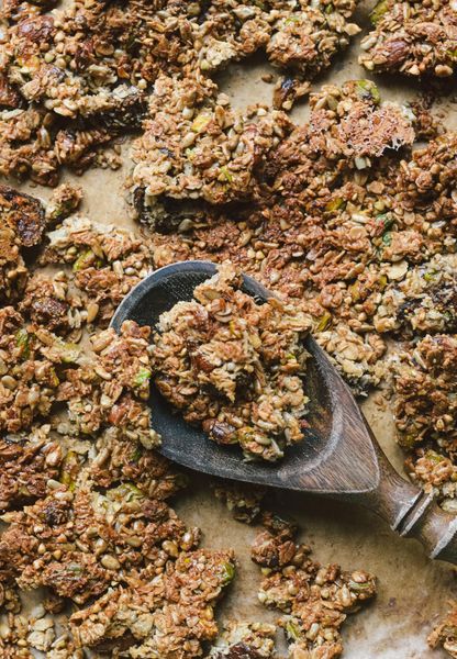 Esta granola combina lo mejor de la nutrición moderna con el equilibrio de las especias ayurvédicas. El trigo sarraceno, que solemos usar como un grano pero en realidad es una semilla muy completa, destaca por ser más seco y ligero que la avena. Esto lo convierte en un alimento excelente para quienes tienden a retener humedad o pesadez (Kapha), y especialmente recomendable en primavera y verano cuando el cuerpo necesita más ligereza. Las nueces y semillas aportan grasas saludables y proteínas vegetales, mientras que el coco añade textura y dulzura natural. La mezcla de jarabe de maple, tahini y ghee no solo une los ingredientes, sino que también aporta un sabor profundo y nutritivo. Las especias, canela, cardamomo e hinojo equilibran la digestión, calman la mente y evitan que la granola resulte pesada.
 El resultado es un snack crujiente, aromático y muy versátil: perfecto como topping de tus porridges, pancakes o incluso frutas salteadas. Es ideal en primavera, otoño e invierno cuando el cuerpo agradece sabores cálidos y especiados, aunque puede disfrutarse todo el año como parte de desayuno ligero o snack saludable.