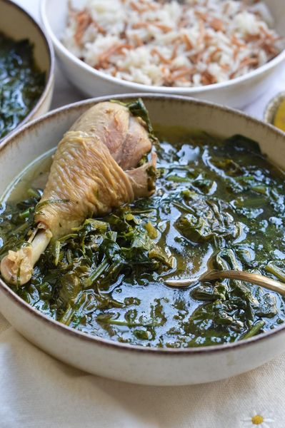 Esta sopa la hacía mi mamá de vez en cuando cuando éramos niños. No era un plato de todos los días, pero cuando aparecía en la mesa siempre era bienvenido. Simple, verde, reconfortante, de esas recetas que no necesitan mucha explicación para que el cuerpo las reciba bien. Ahora que el calor está subiendo, este tipo de sopas tienen mucho sentido. El cuerpo empieza a pedir cosas más ligeras, más hidratantes, y una sopa de espinaca con pollo cumple exactamente eso, rehidrata, nutre y no pesa. Es también el plato perfecto para los días en que estás cansada, no tienes mucha idea de qué cocinar y quieres algo listo rápido sin sacrificar nada en el camino. La espinaca en cantidad generosa le da ese color verde intenso y una riqueza mineral que se siente. El hinojo y el cilantro ayudan a que todo se digiera con facilidad, y el limón al final lo refresca y lo levanta. El pollo con hueso cocinado lento aporta un caldo con más cuerpo y nutrición que el pollo solo, ese detalle hace la diferencia aunque no lo notes a primera vista. Sírvela con arroz y fideo y una verdura dulce al lado como zanahoria o betabel y tienes una comida muy completa sin ningún esfuerzo extra.