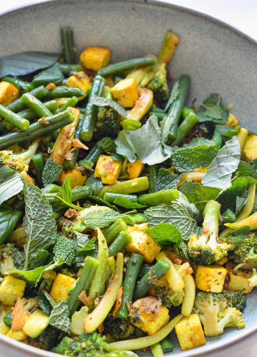 Salteado de Vegetales con Tofu y Salsa de Tahini