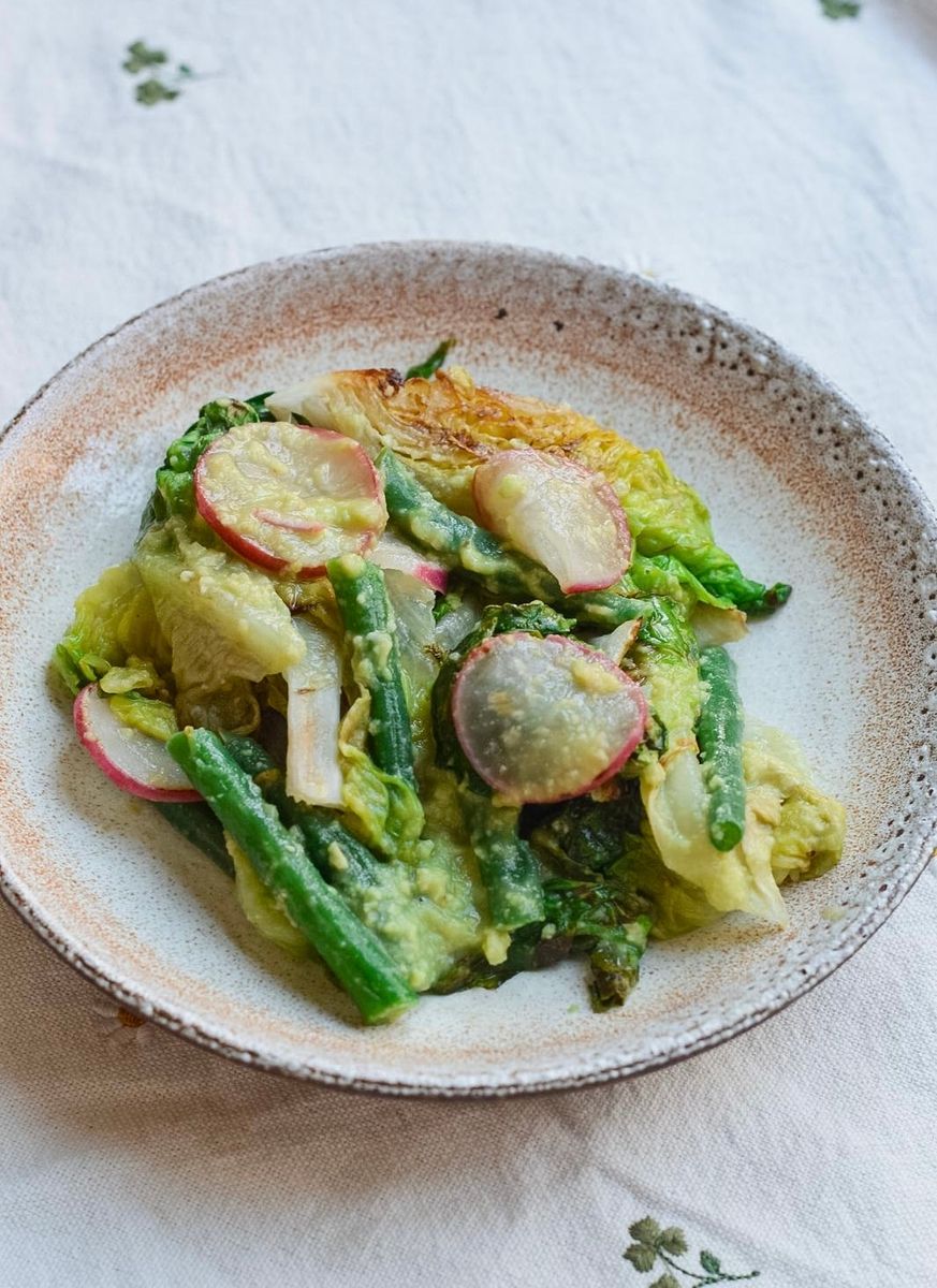 Lechuga a la Parrilla con Ejotes y Aderezo de Aguacate